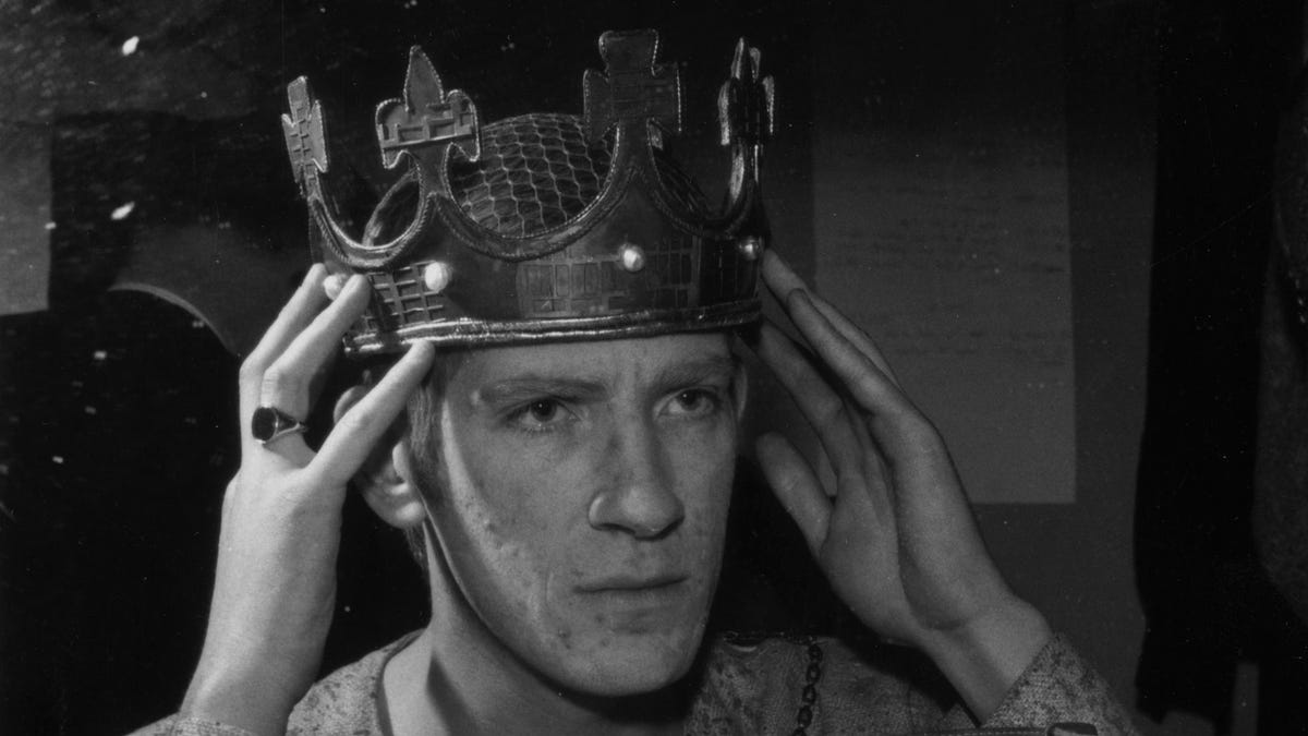 (FILE PHOTO) British actor David Warner Dies Aged 80 11th January 1964:  Actor David Warner of the Royal Shakespeare Company trying on a crown in his dressing room.  (Photo by Fred Mott/Evening Standard/Getty Images) ORG XMIT: 121178792 ORIG FILE ID: 3430806