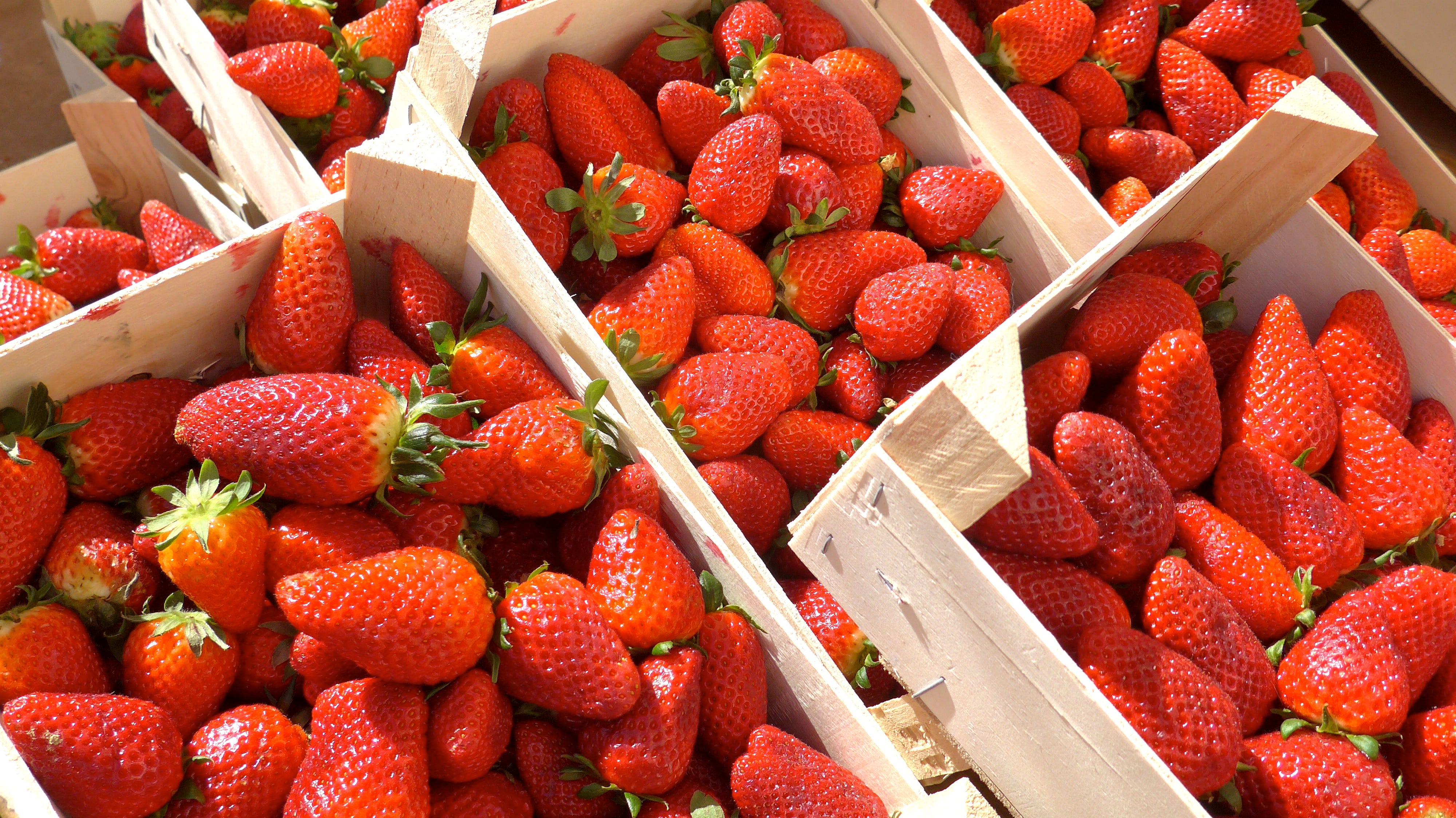 strawberries and baking powder to whiten teeth