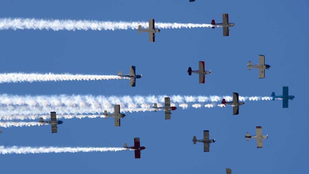 are dogs allowed at oshkosh air show