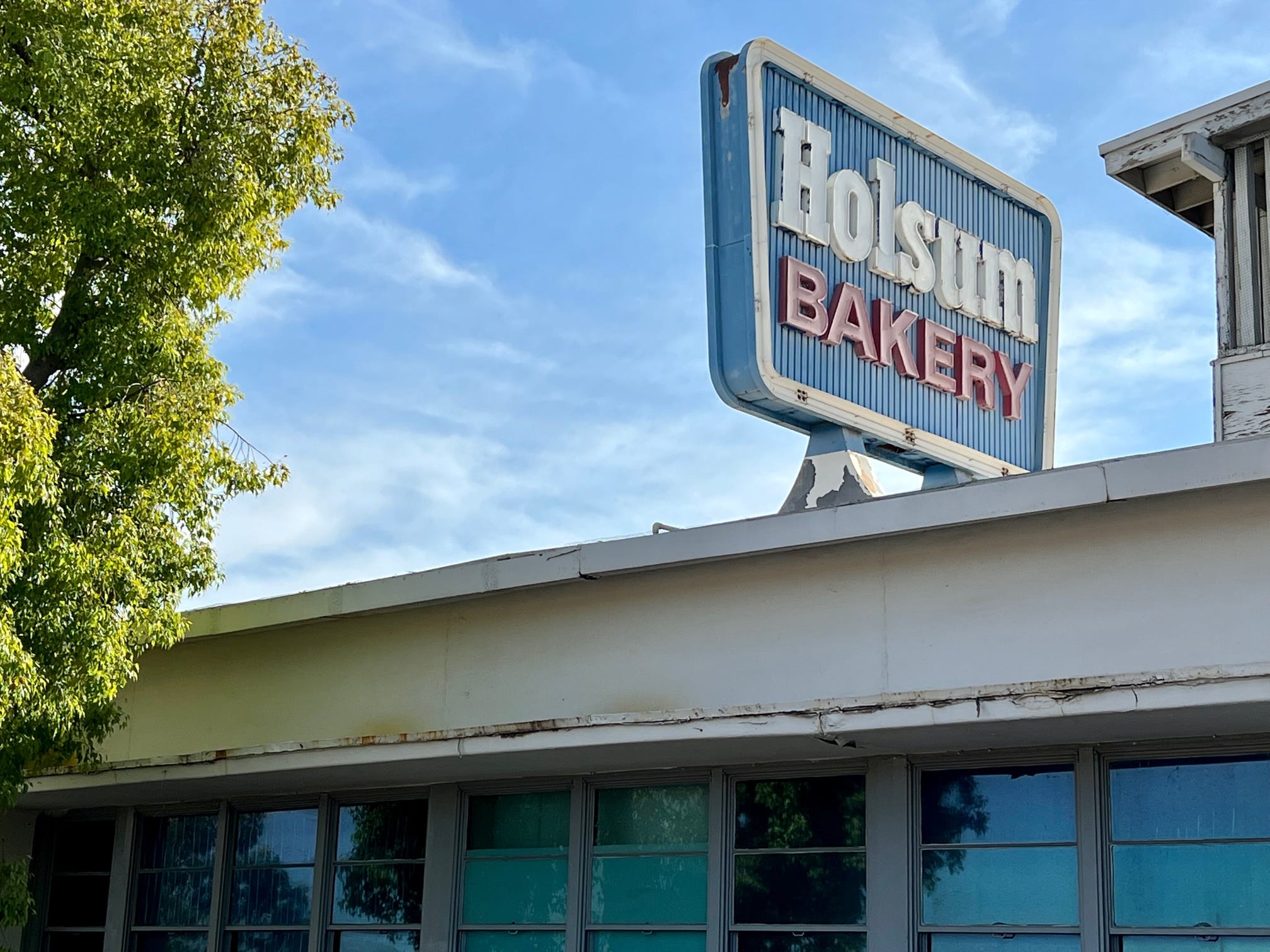 Holsum Bakery In Phoenix Will Close After Over A Century. Here's Why