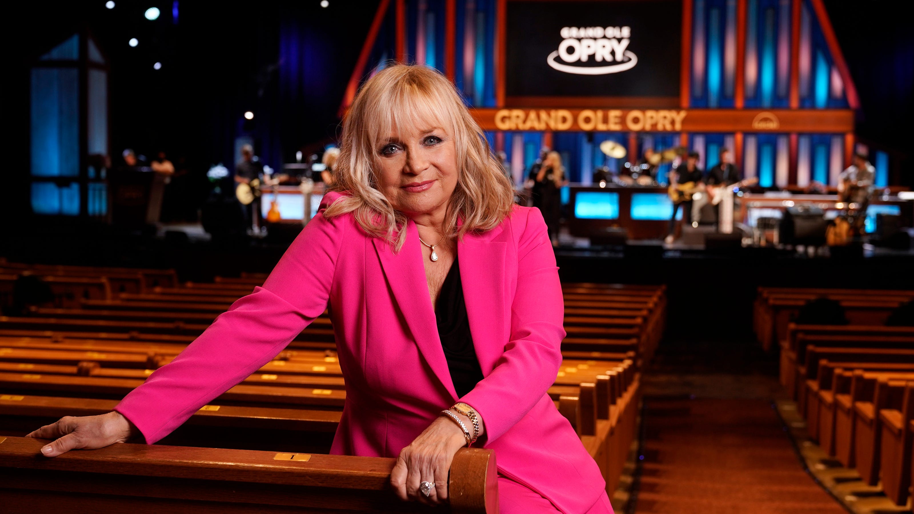 Barbara Mandrell returns to Grand Ole Opry 25 years after retirement