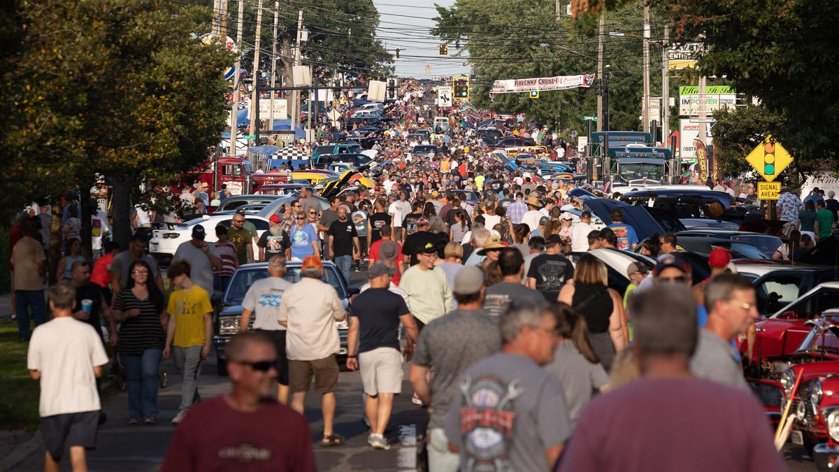 Annual car show brings crowds, classic cars to Ravenna.