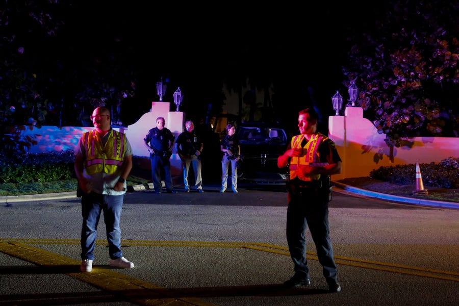 Secret Service agents and Palm Beach police wait outside the home of former President Donald Trump at Mar-A-Lago on Aug. 8 in Florida as the FBI searched for White House documents.