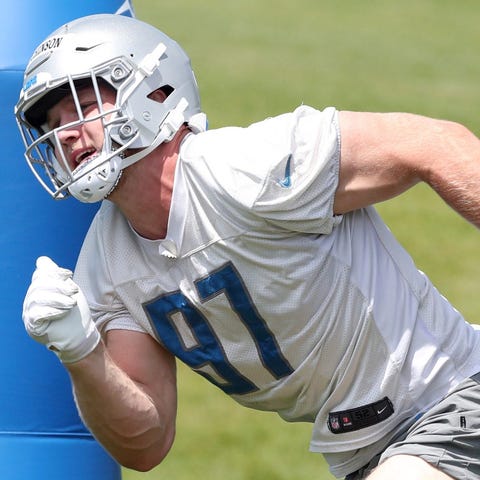 Lions defensive end Aidan Hutchinson goes through 