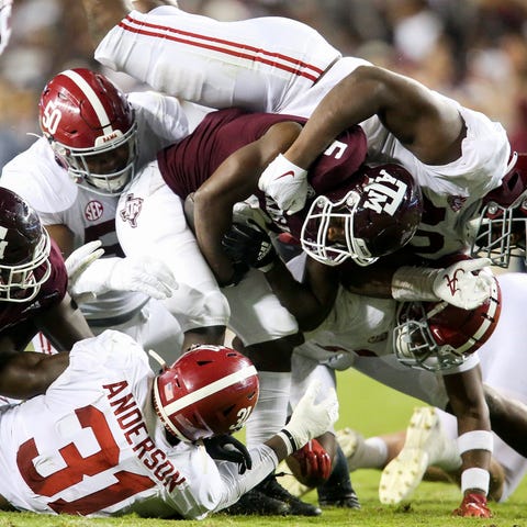 Alabama linebacker Will Anderson Jr. (31) and team