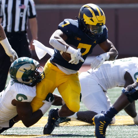 Michigan running back Donovan Edwards (7) is tackl