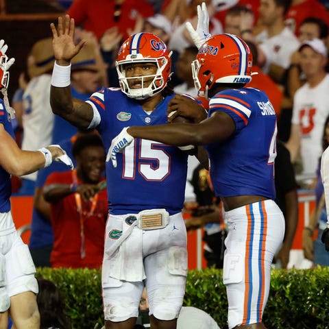 Florida quarterback Anthony Richardson (15) is con