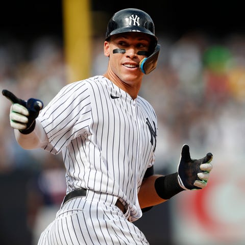 New York Yankees right fielder Aaron Judge (99) re