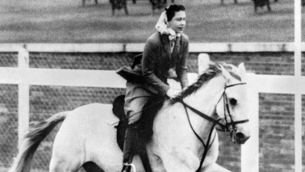 Queen Elizabeth II runs to Ascot in an event reser