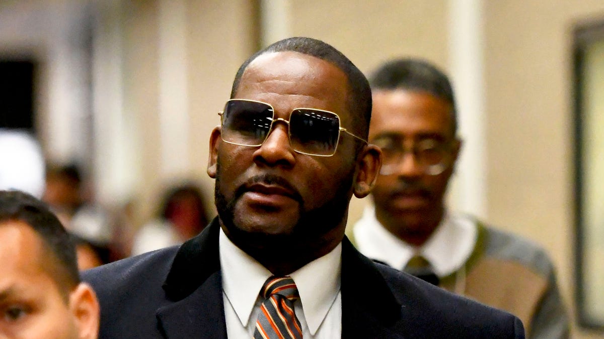 1200px x 675px - R. Kelly convicted on child pornography charges: His life in photos