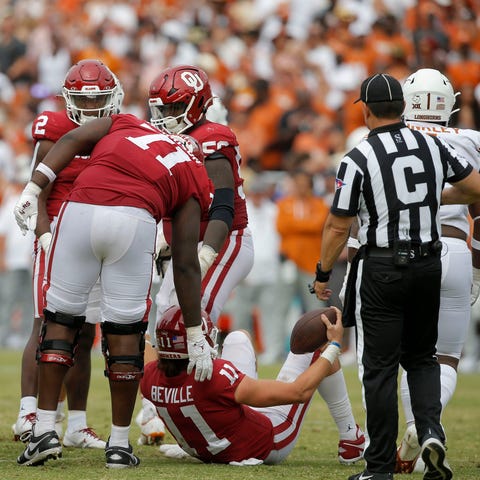 Oklahoma offensive lineman Anton Harrison (71) hel