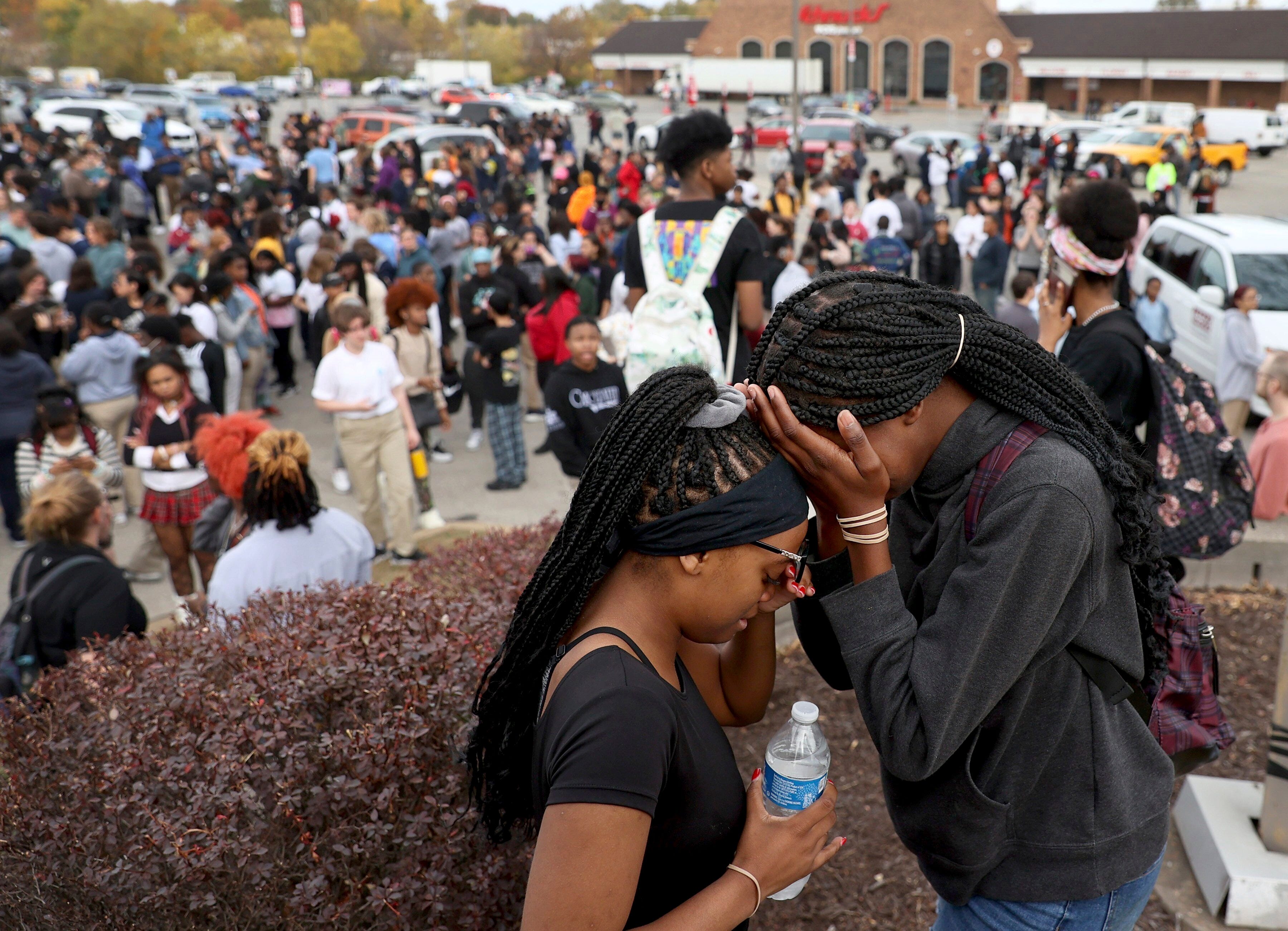 School Shooting In St Louis Hundreds Mourn At Vigil After 2 Dead   2b6aeddd 4696 4c3e B30c Ca26f9bcfd48 AP APTOPIX School Shooting St. Louis 