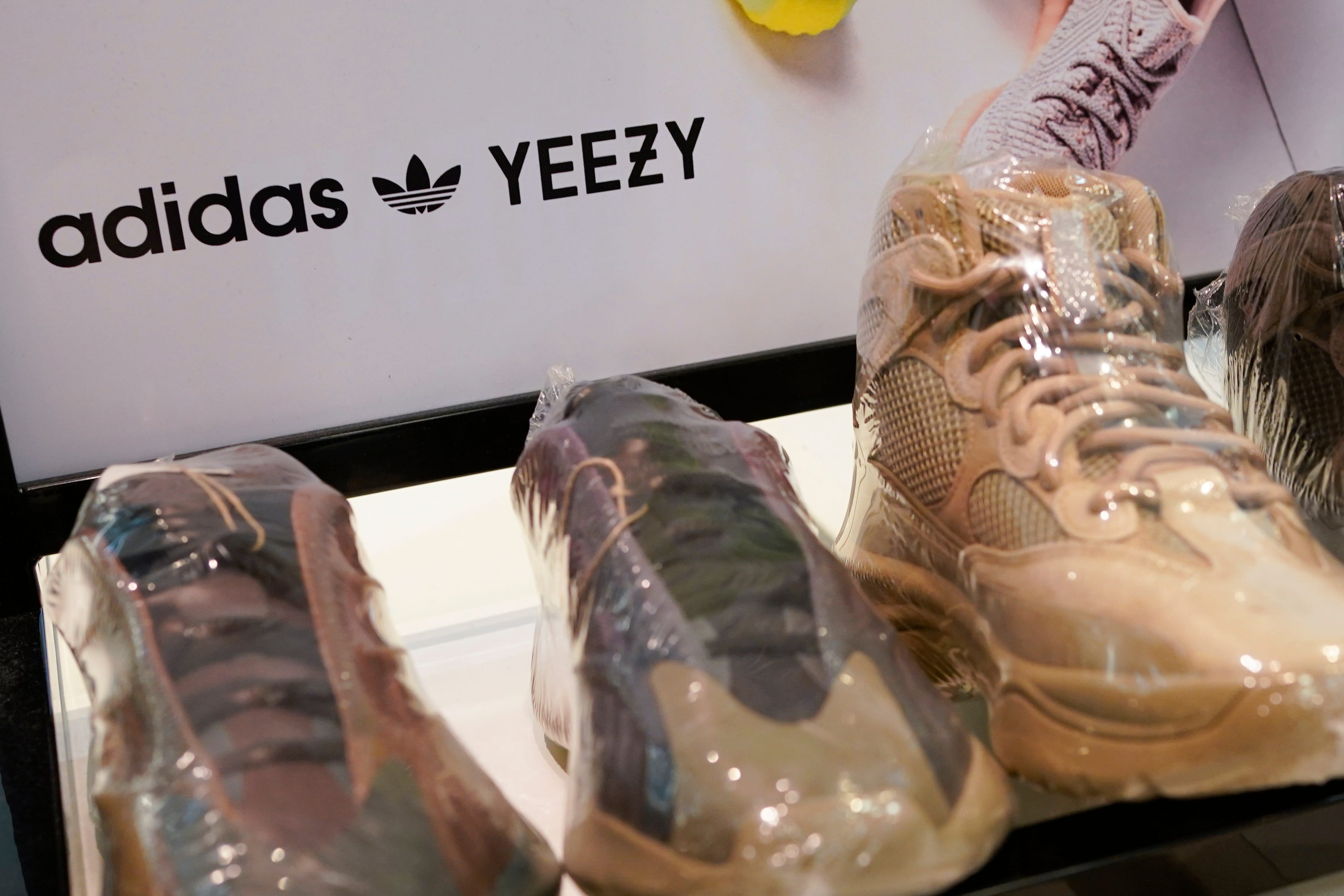 En effektiv edderkop Klappe Adidas says dropping Ye's Yeezy shoes could cost it over $1 billion