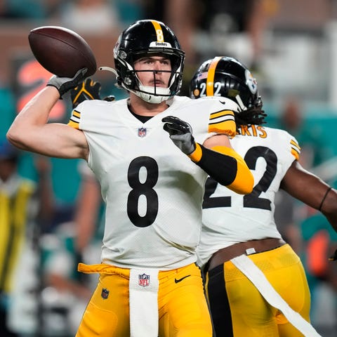 Pittsburgh Steelers quarterback Kenny Pickett (8) 