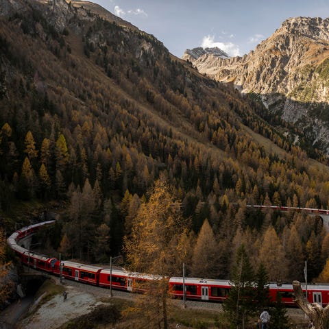 A train of the Rhaetian Railway (RHB) is on its wa