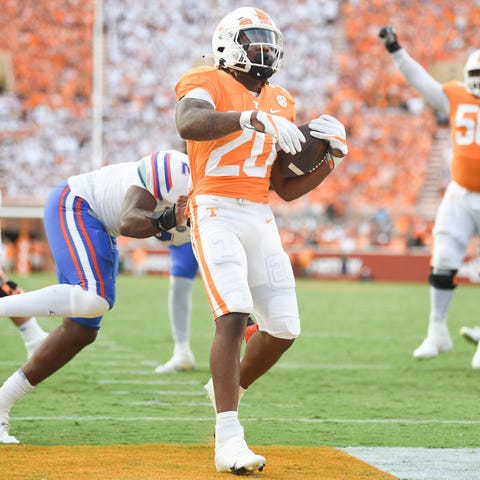 Tennessee running back Jaylen Wright (20) runs int