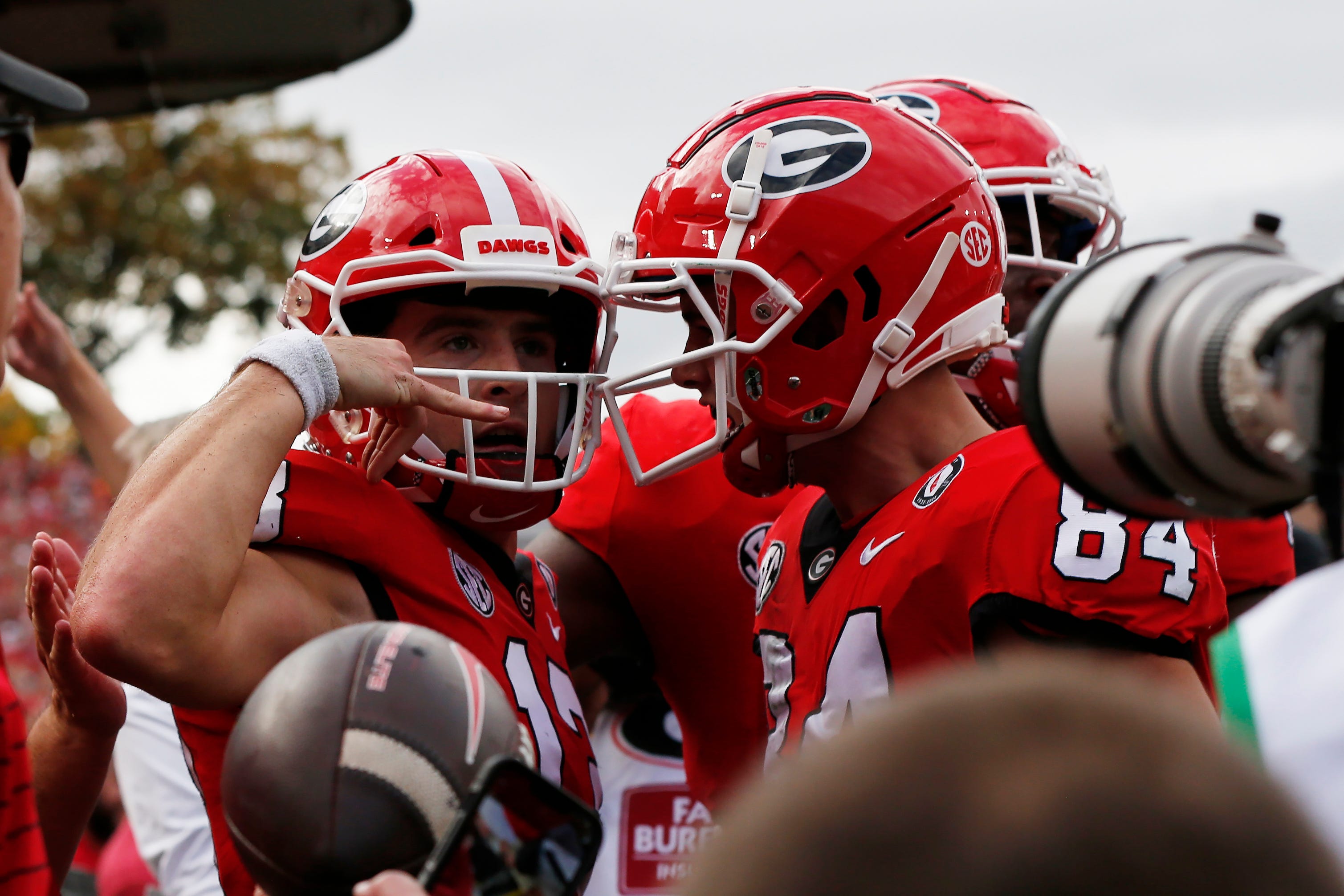 Georgia Football Quarterback Stetson Bennett Talks Phone Call Gesture   88711796 85c0 4db3 B4d9 08f2cd2a7dff 221105 UGAvsVolsFootball 1397.JPG