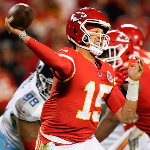 Kansas City Chiefs quarterback Patrick Mahomes thr