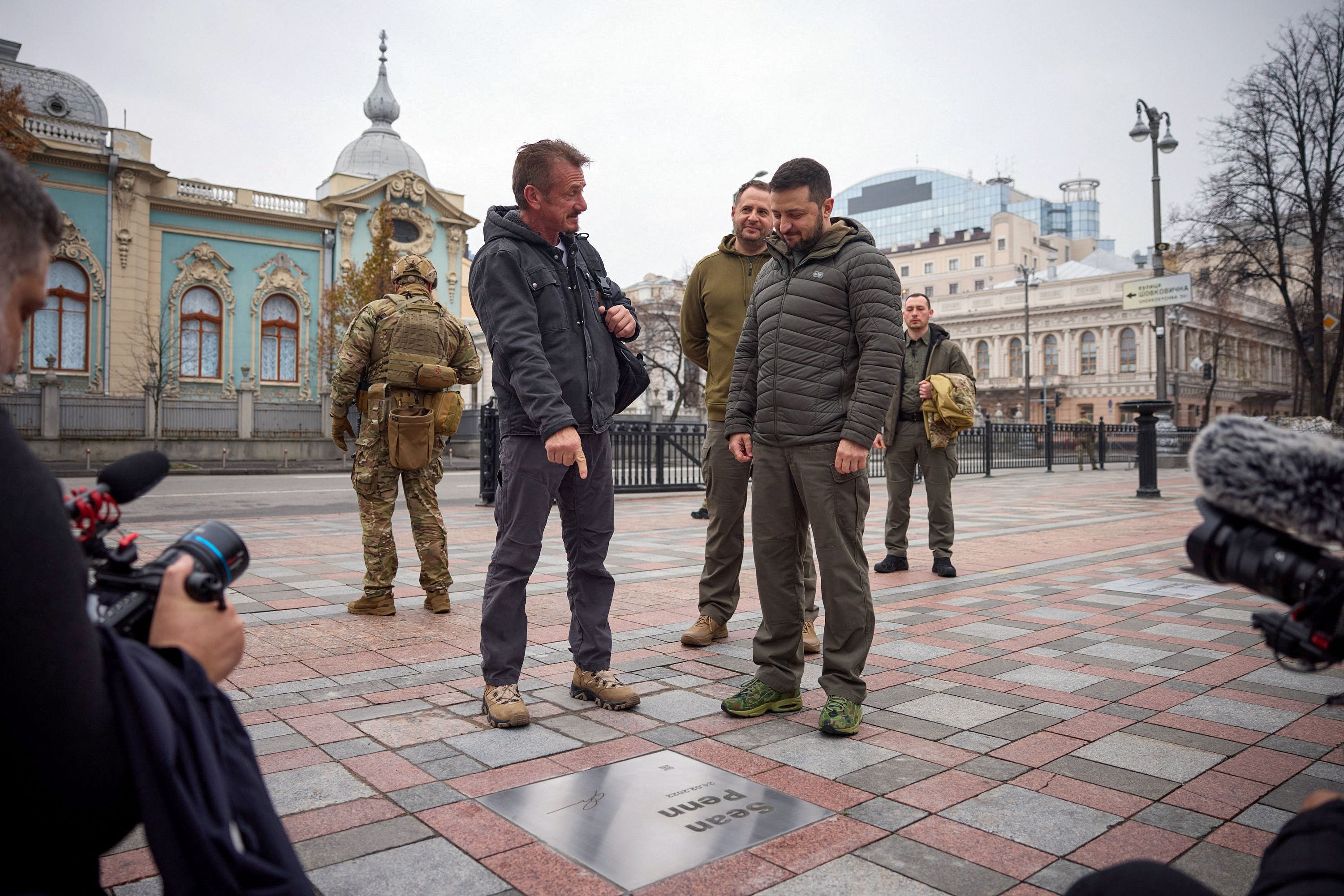 Sean Penn gifts one of his Oscars to Ukrainian President Zelenskyy