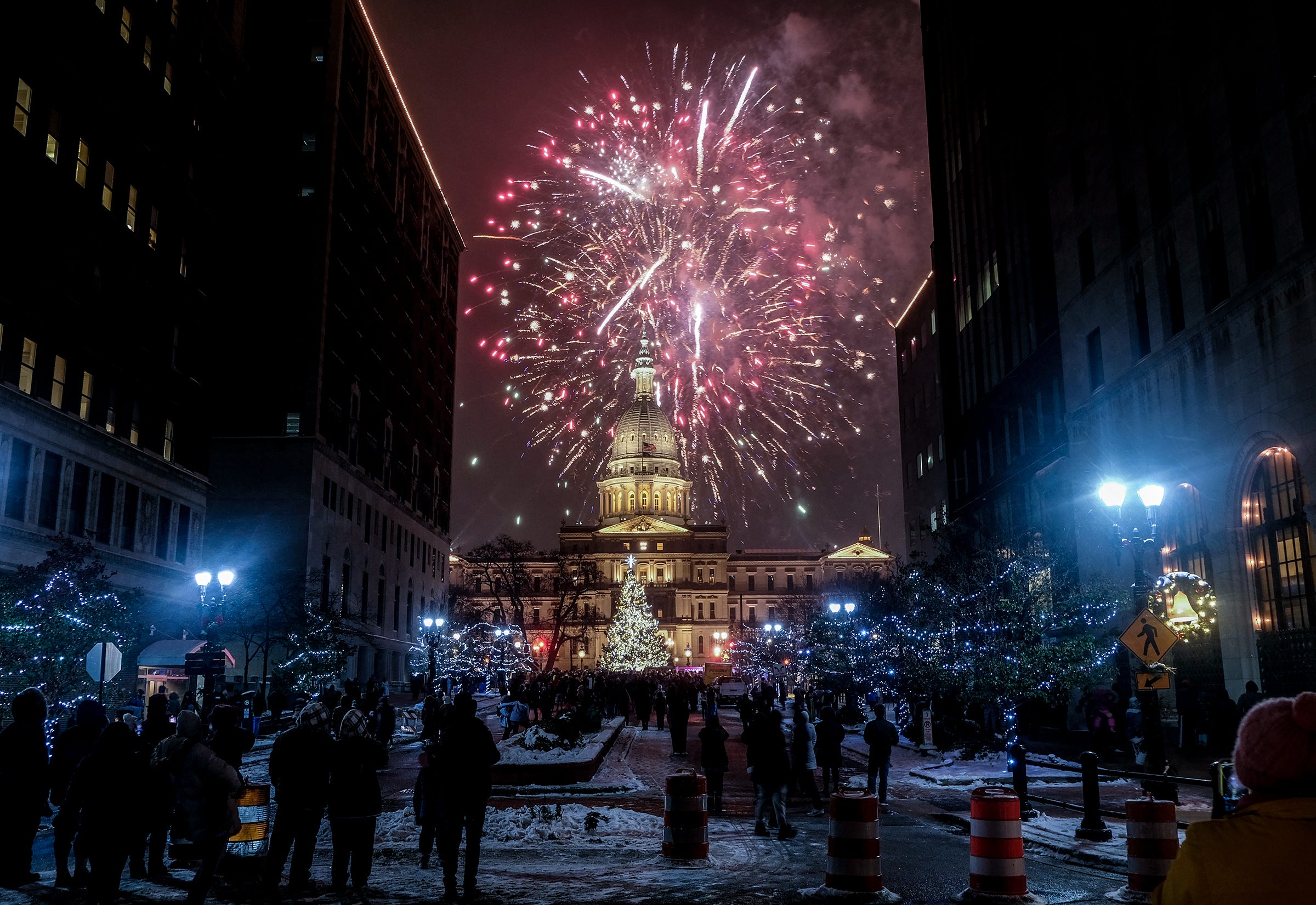 Thousands trek to downtown Lansing for annual Silver Bells in the City