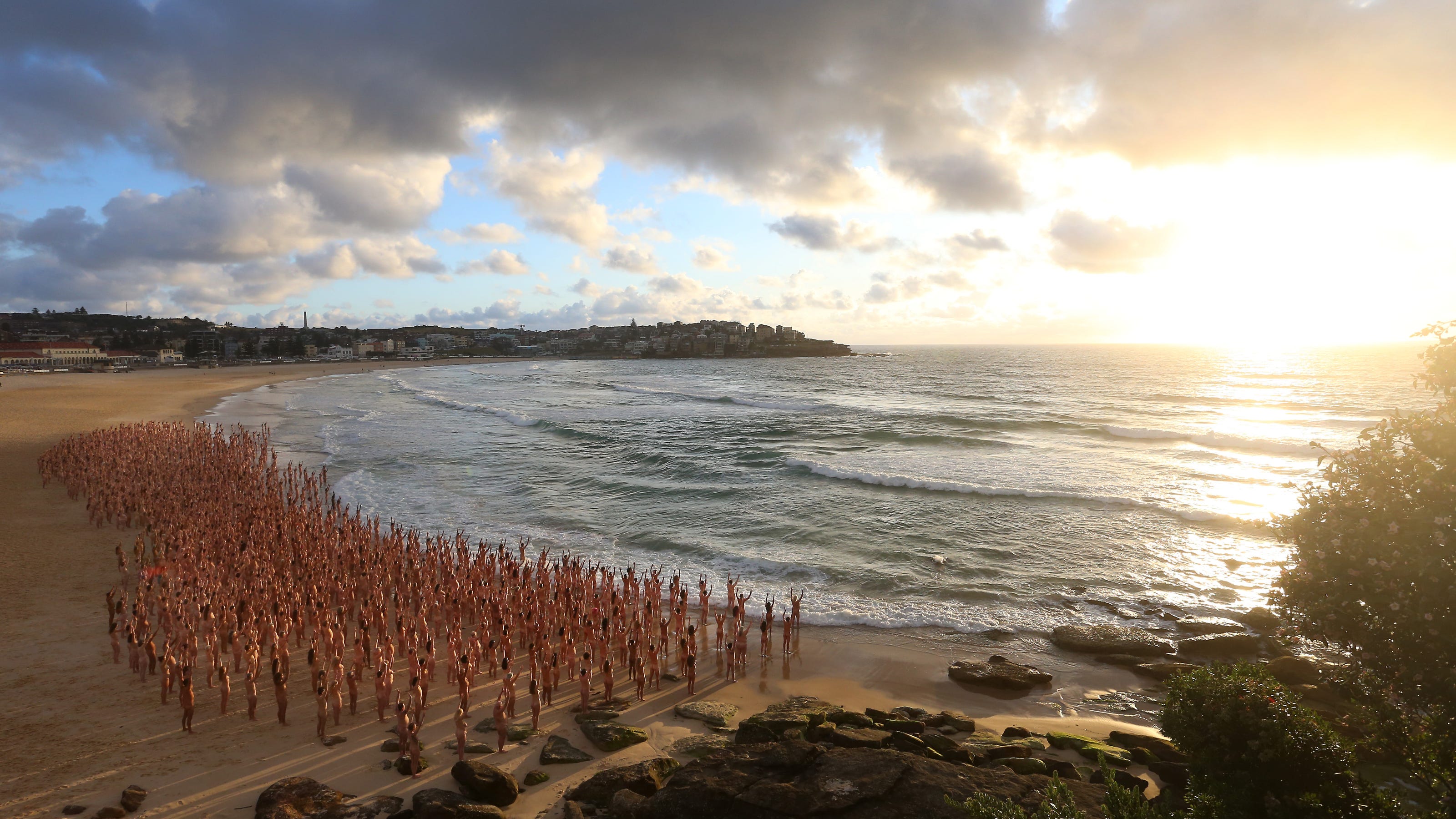 3200px x 1800px - Thousands pose nude at Australian beach in Spencer Tunick photo shoot