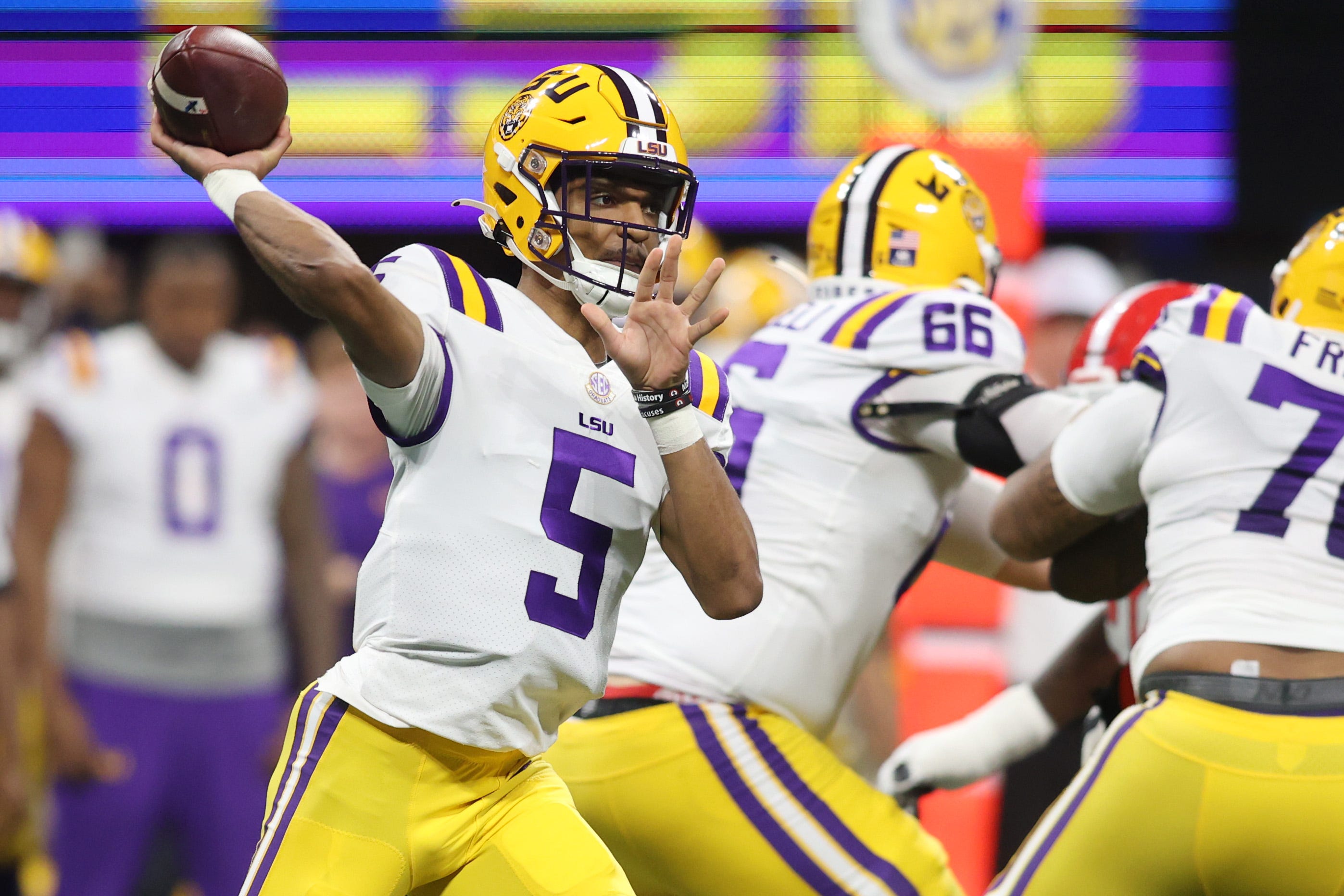 LSU Football QB Jayden Daniels Leaves SEC Championship Game With Injury