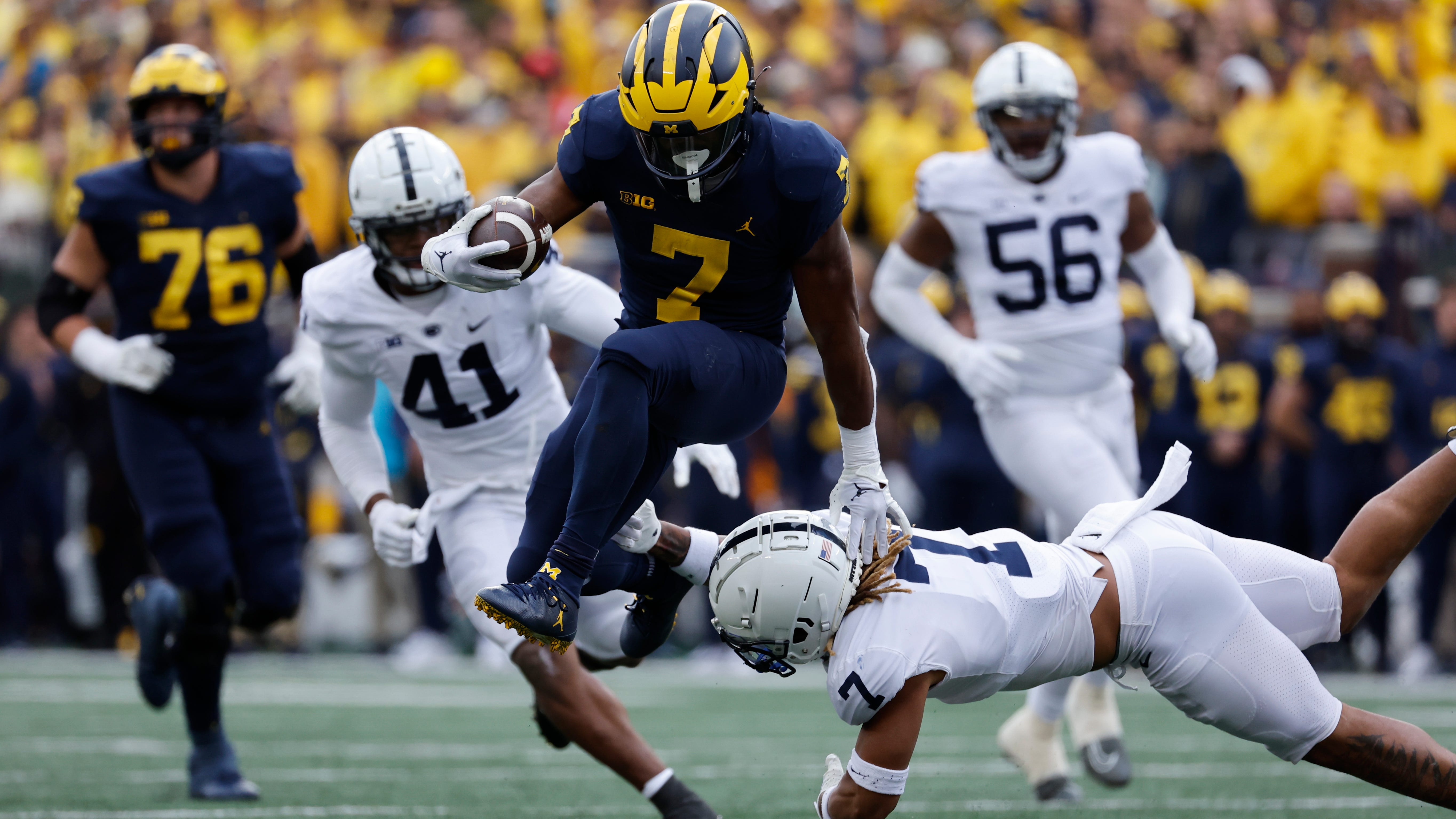 Michigan running back Donovan Edwards (7) avoids a Penn State defender while carrying the ball at Michigan Stadium.