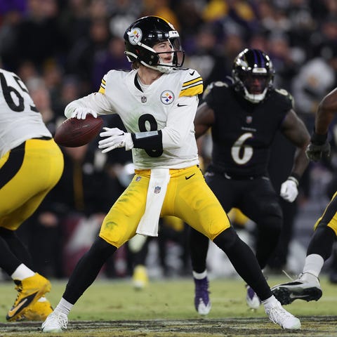 Kenny Pickett #8 of the Pittsburgh Steelers throws