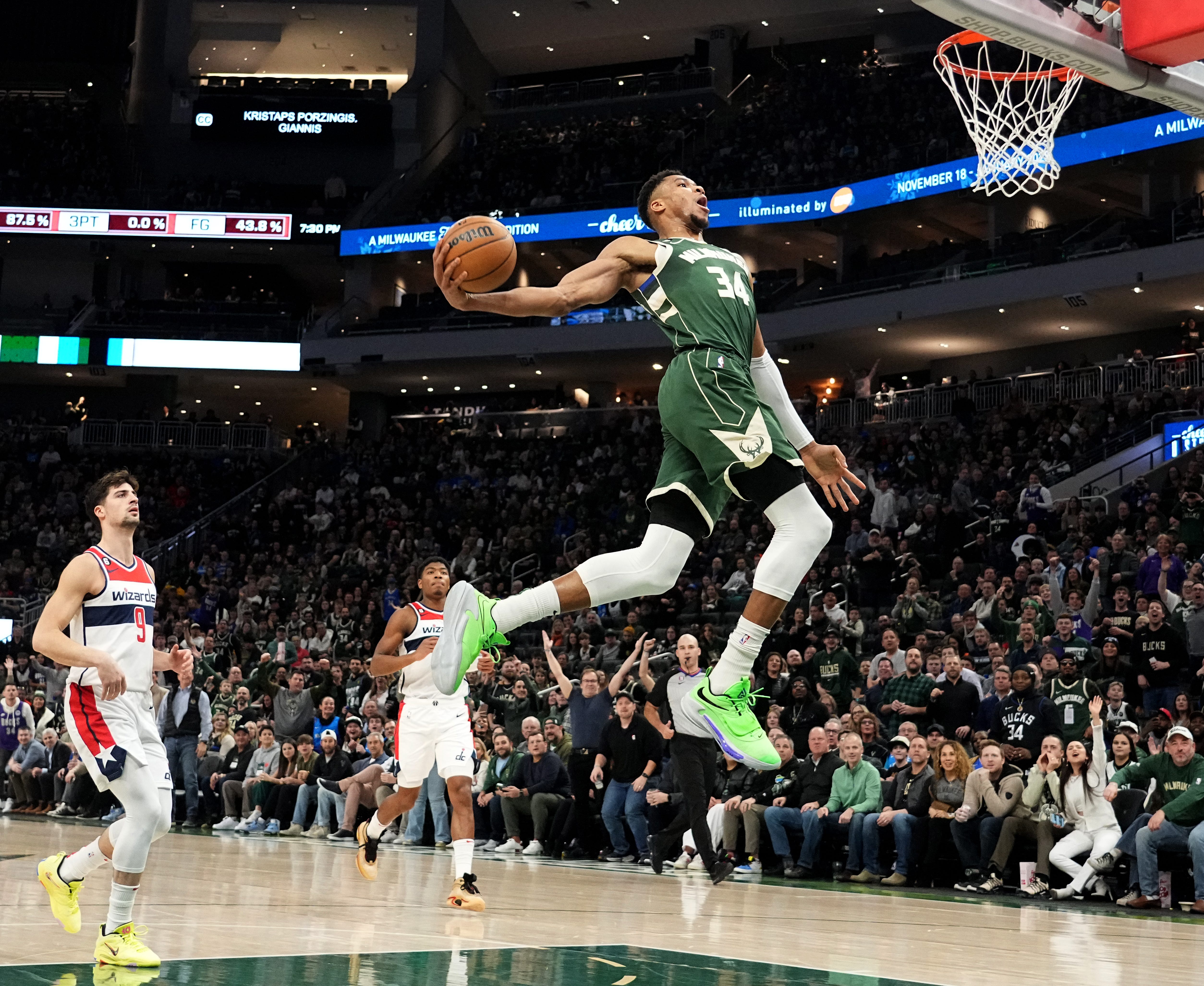 giannis antetokounmpo dunks