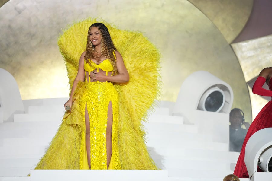 DUBAI, UNITED ARAB EMIRATES - JANUARY 21: Beyoncé performs on stage headlining the Grand Reveal of Dubai's newest luxury hotel, Atlantis The Royal on January 21, 2023 in Dubai, United Arab Emirates.  (Photo by Kevin Mazur/Getty Images for Atlantis The Royal)