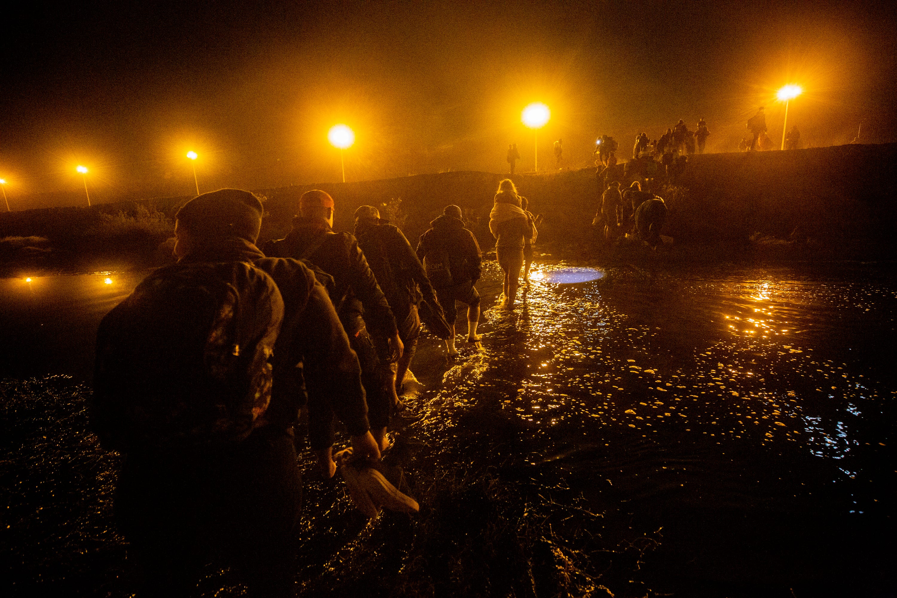 Migrants In The Hundreds Cross Rio Grande From Juarez To El Paso ...