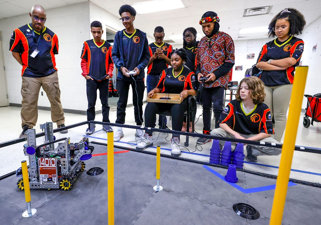 Detroit middle school robotics team to compete at FIRST Championship