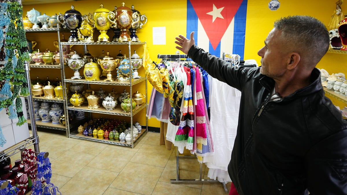 mayor personas buscando para chaquetas en Al por menor Tienda con