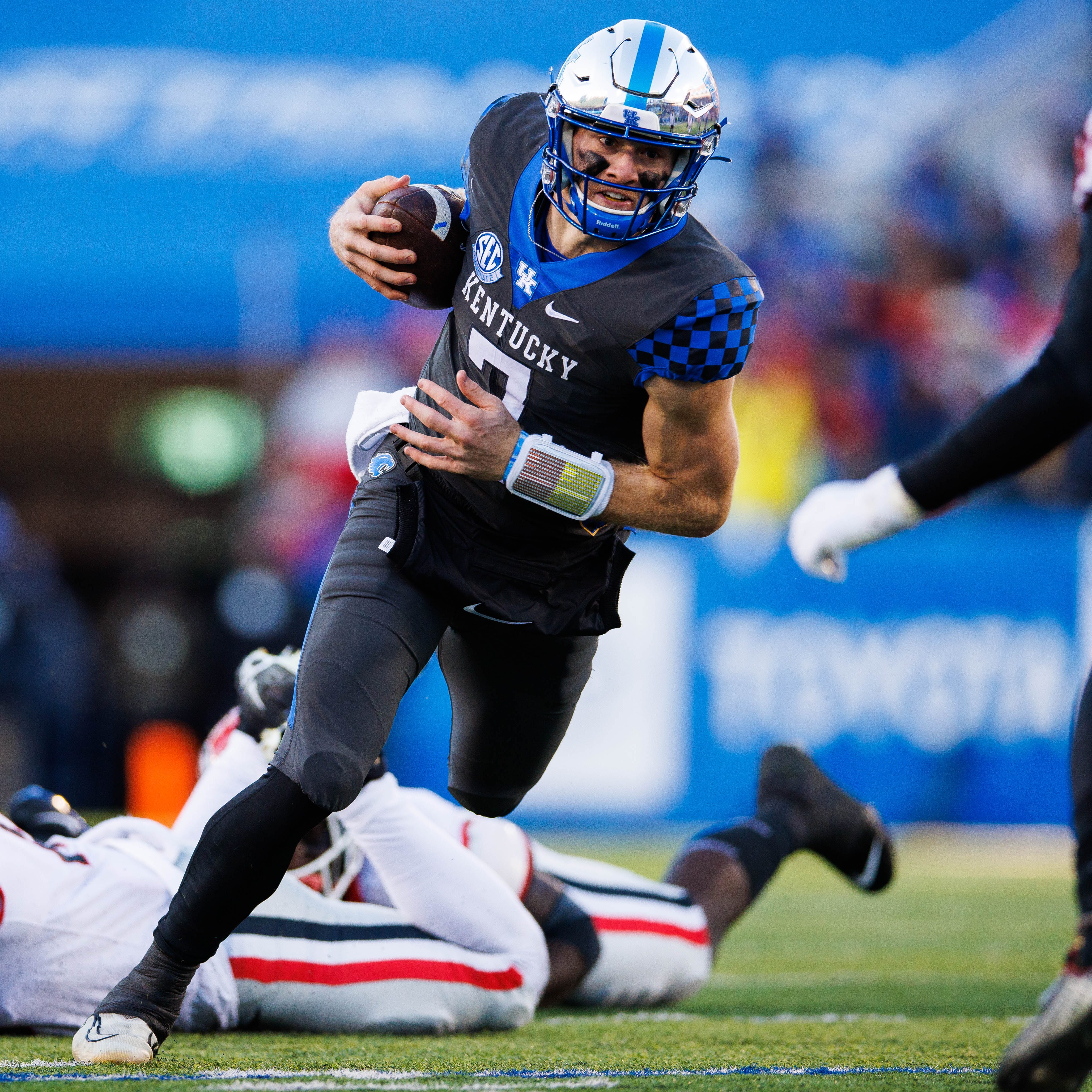 Kentucky Wildcats quarterback Will Levis (7) runs the ball during the second quarter against the Georgia Bulldogs at Kroger Field.