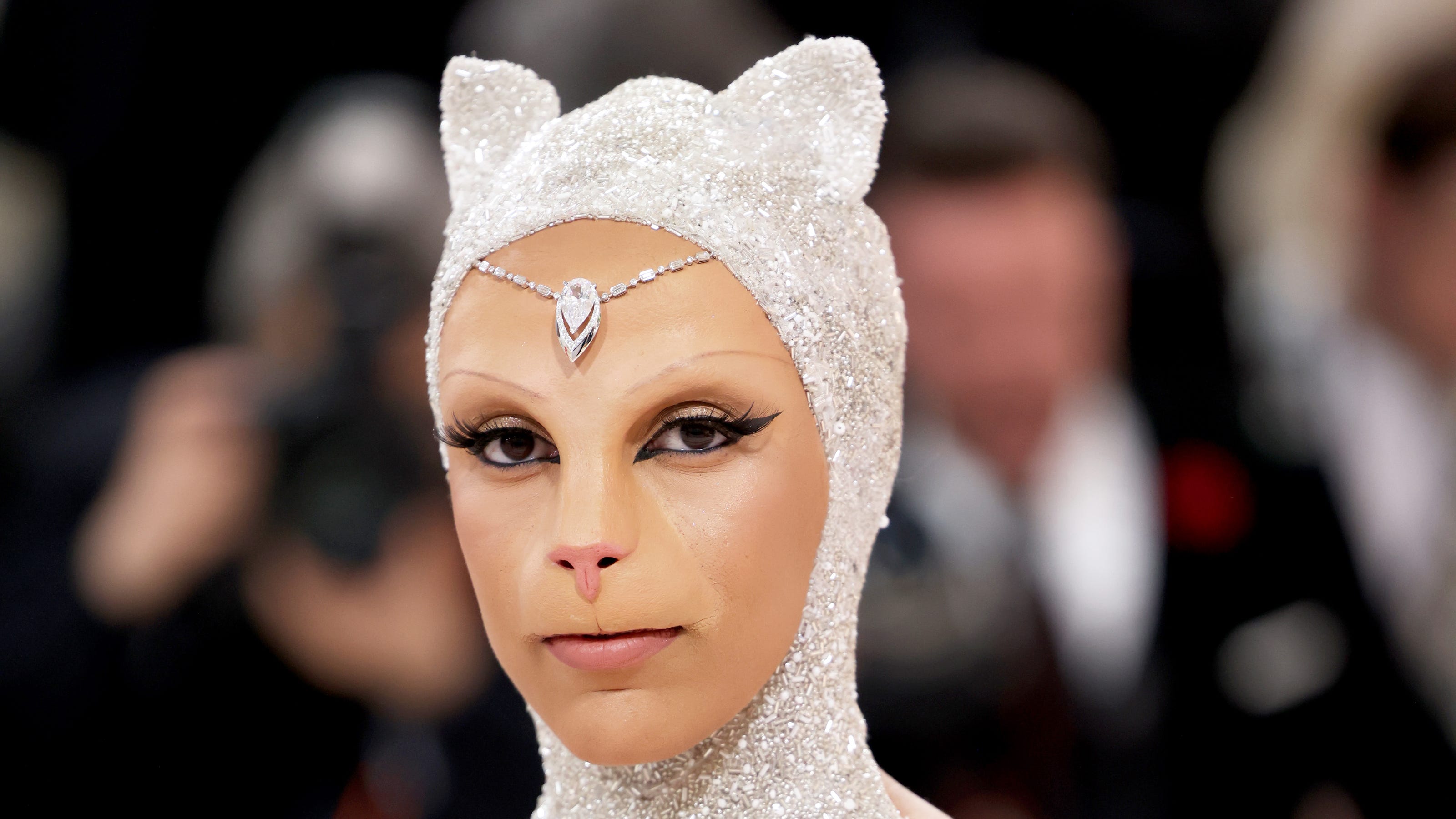 Doja Cat Dresses Up As Karl Lagerfelds Cat For Met Gala Debut 6535