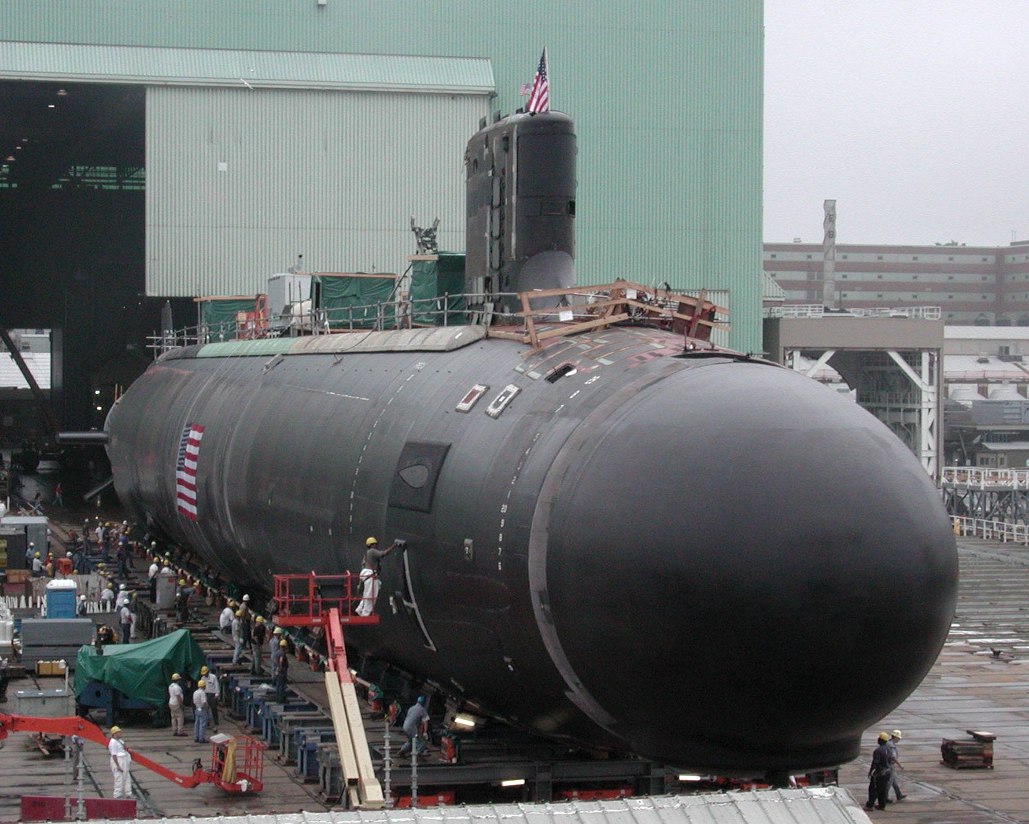 Un submarino de clase Virginia, SSN-774, sale de un edificio de ensamblaje en el astillero General Dynamics Electric Boat en Groton, Connecticut, en esta foto de archivo de agosto de 2003.