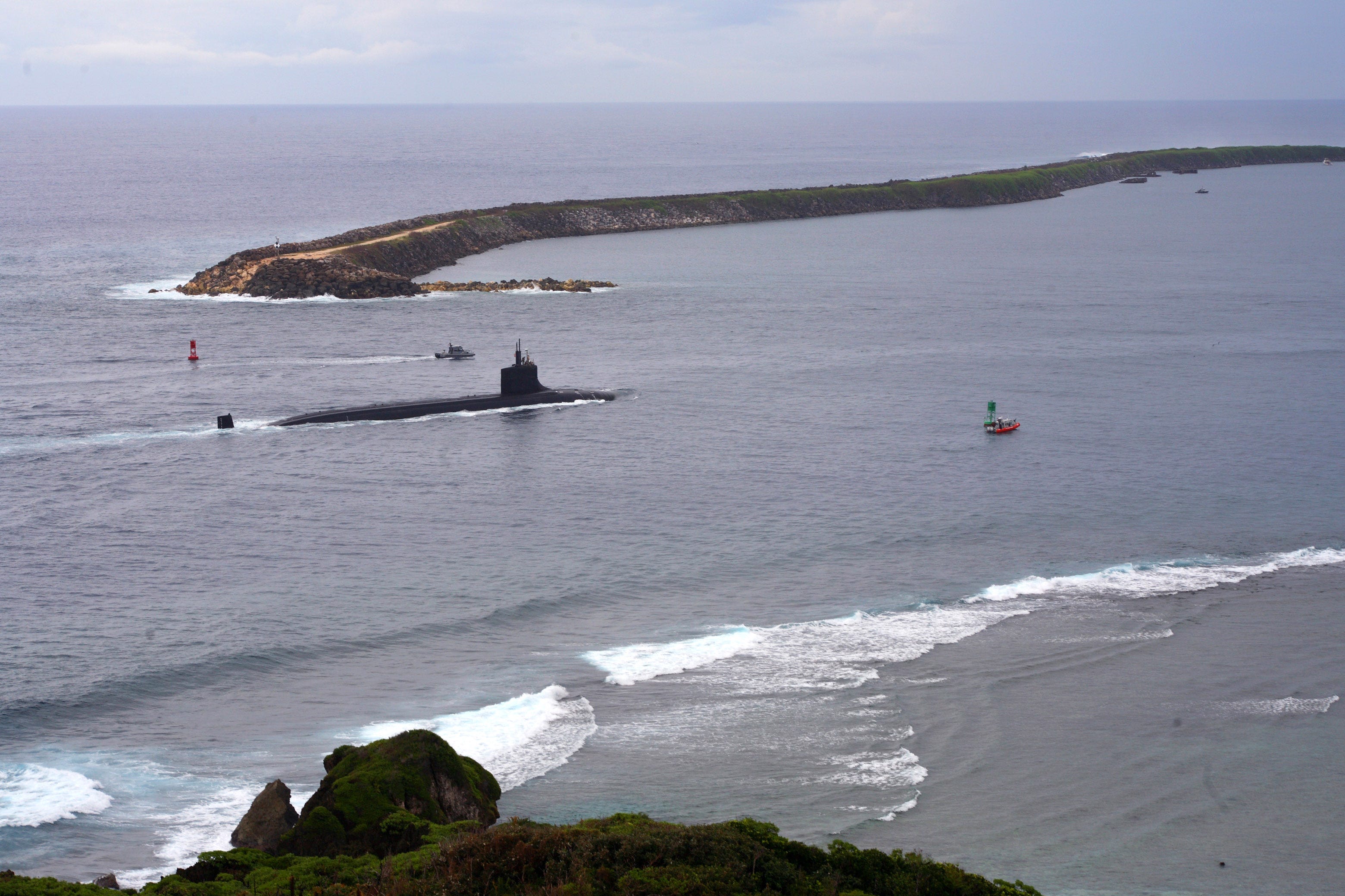 El submarino de ataque rápido USS Seawolf (SSN 21) ingresa al puerto de Apra en Guam en octubre de 2006.