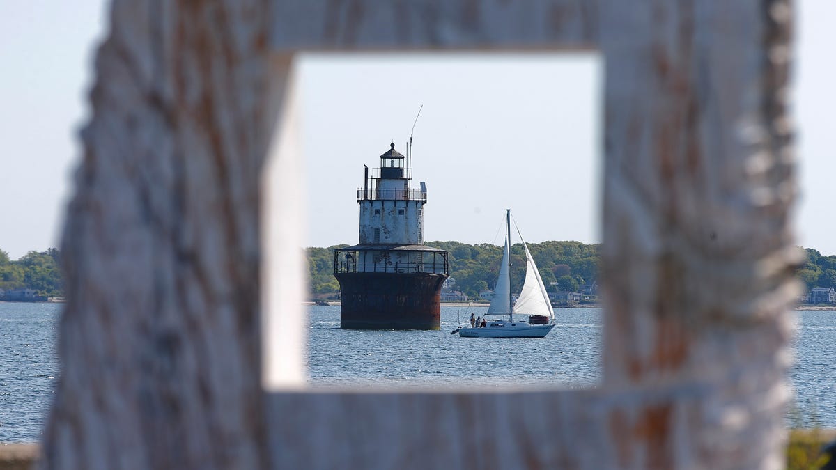 Read more about the article Fairhaven volunteers and USCG work together to find boaters from Hingham