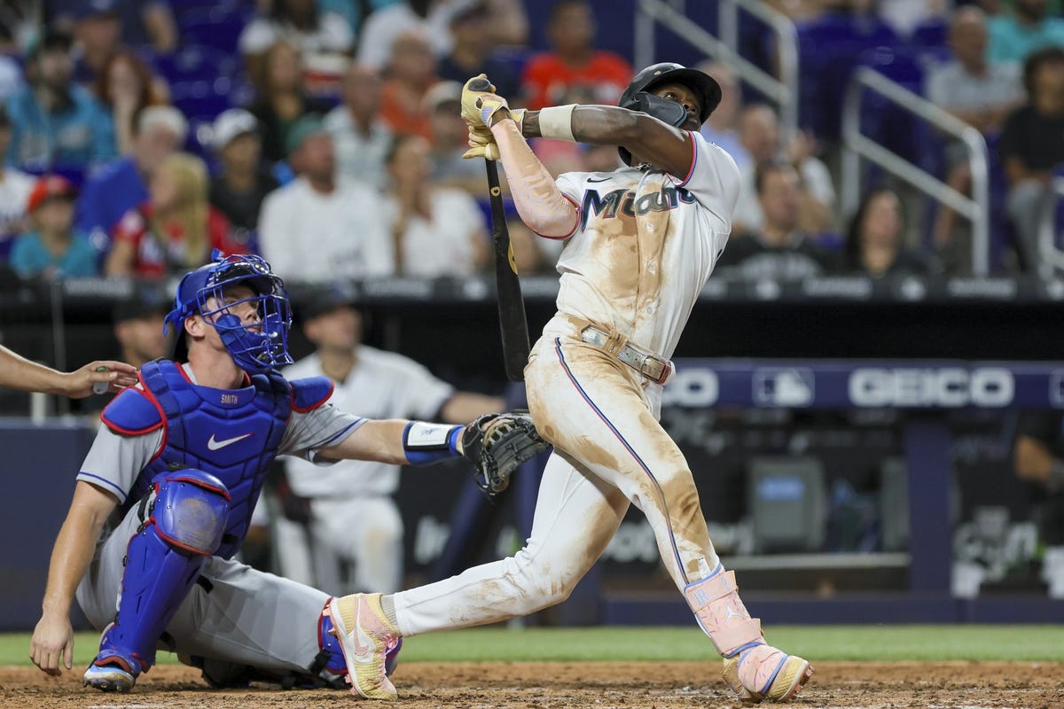 Marlins belt four homers, whip Dodgers in opener